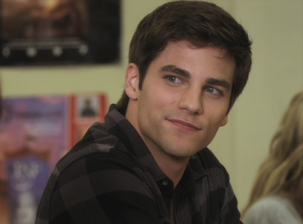 Pretty Little Liars to Back a Very Handsome Face in Season 7 and We're Not Mad About It Pretty Little Liars to Back a Very Handsome Face in Season 7 and We're Not Mad About It